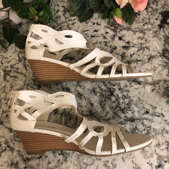 Diviana Zip Back Low Healed Wedges Womens Size 10 White with 2” Heels New In Box - Picture 5 of 12